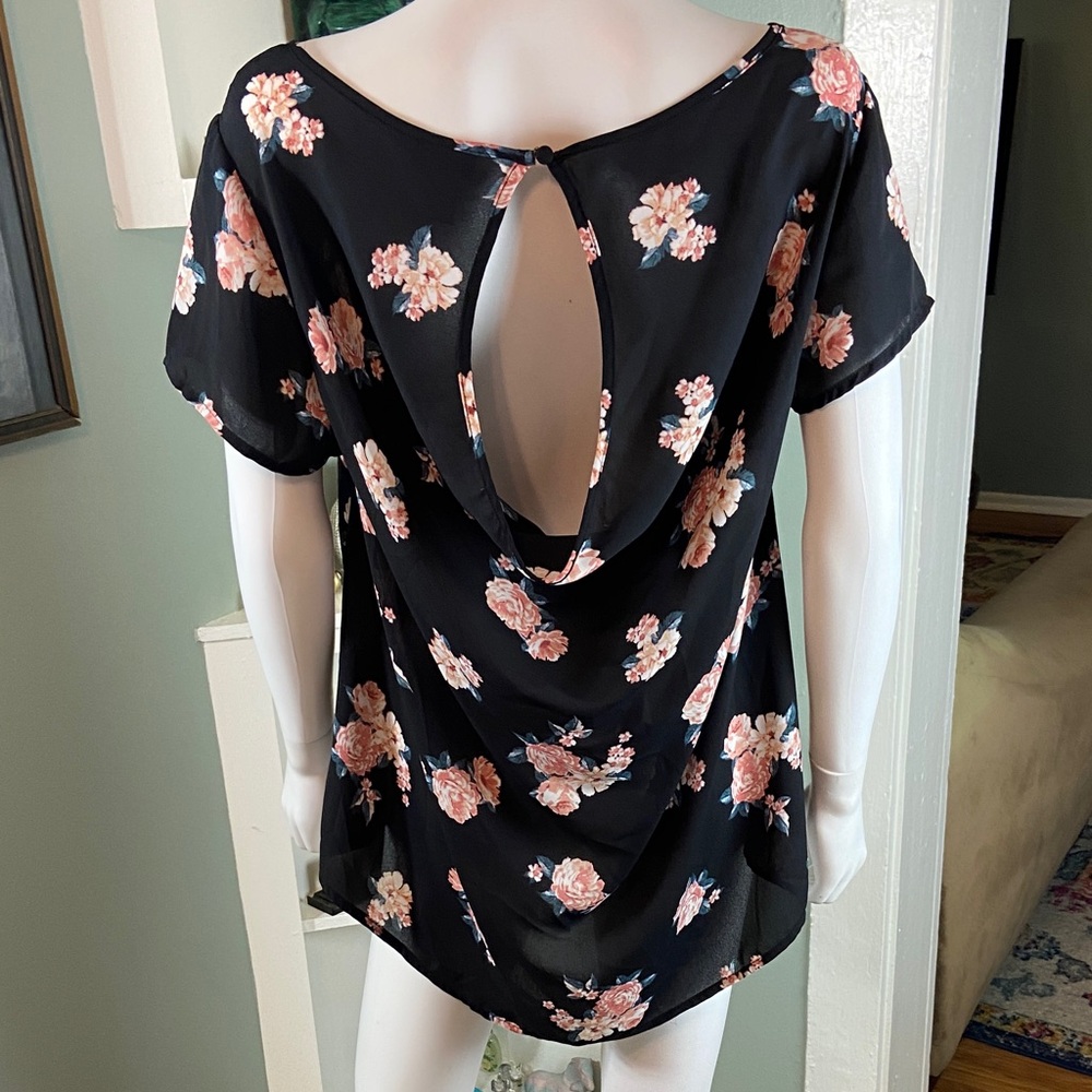 Torrid Semi Sheer Floral Black Top Blouse Shirt Size 00 Draped Back Cutout - Picture 3 of 10